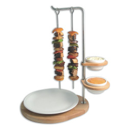 Porte-brochettes inox sur plateau avec supports sauces 